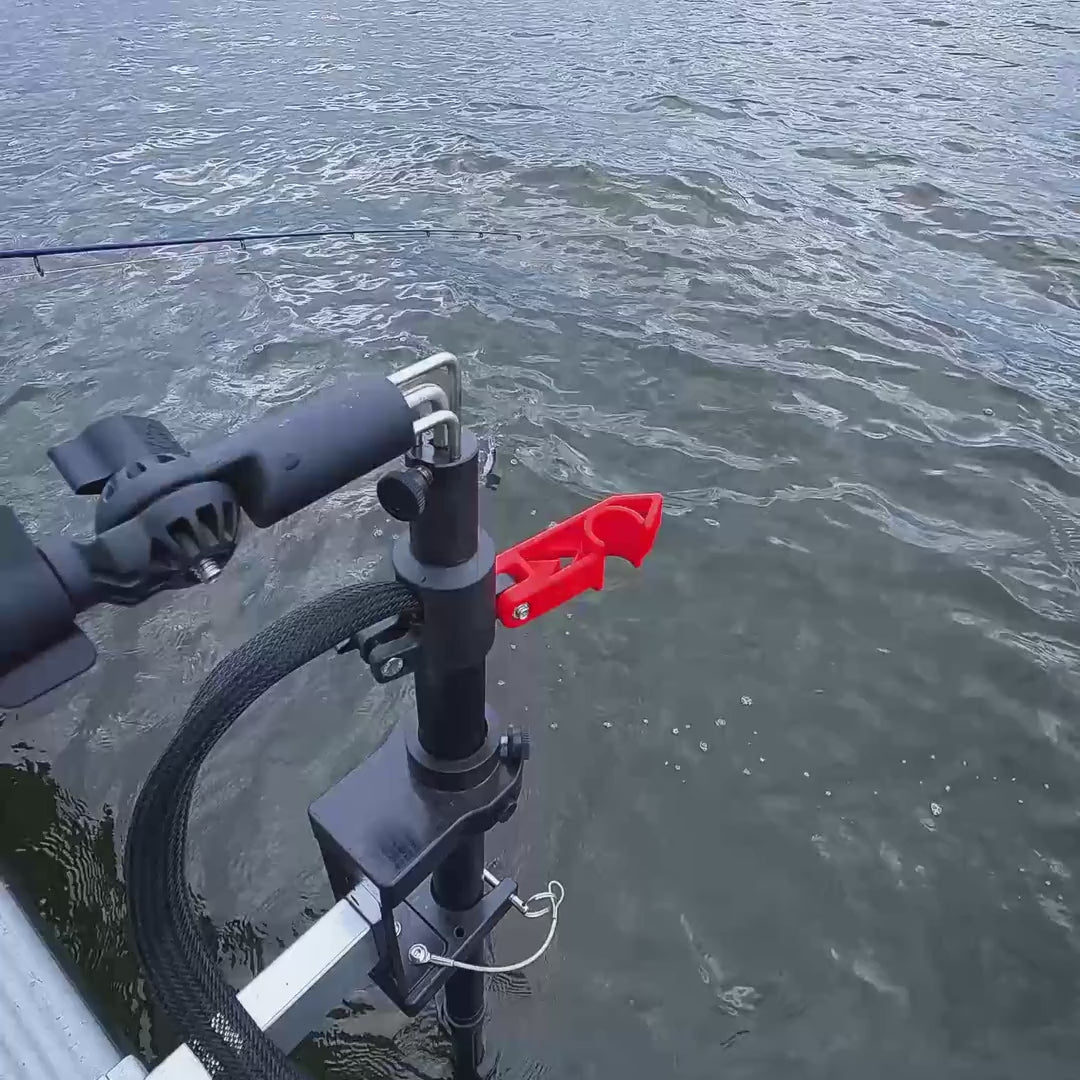 Load video: Fish Armor Twist Handle rotating a live imaging pole on the water